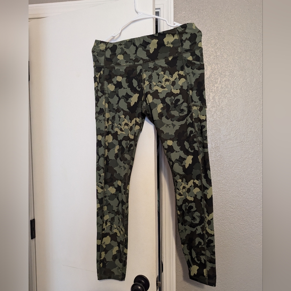 Women's Avia camo workout leggings LG